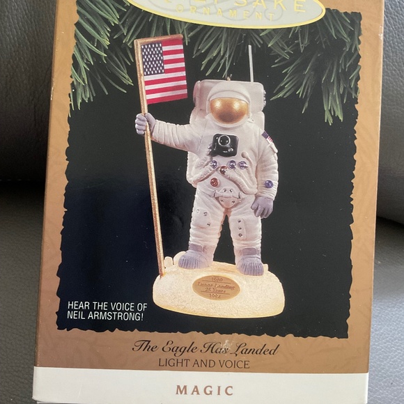 The Eagle Has Landed Hallmark Ornament Christmas - Picture 1 of 5